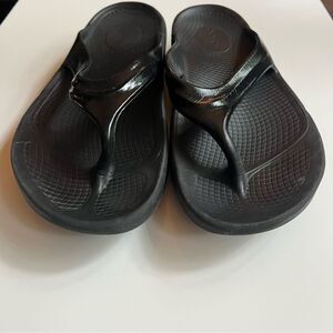 OOFOS Unisex M8 W10 EU 41
Black Recovery Comfort Flip Flop Sandals